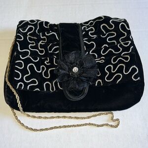 ART GALLERY Elegant Black Velour Bag with Chain Strap